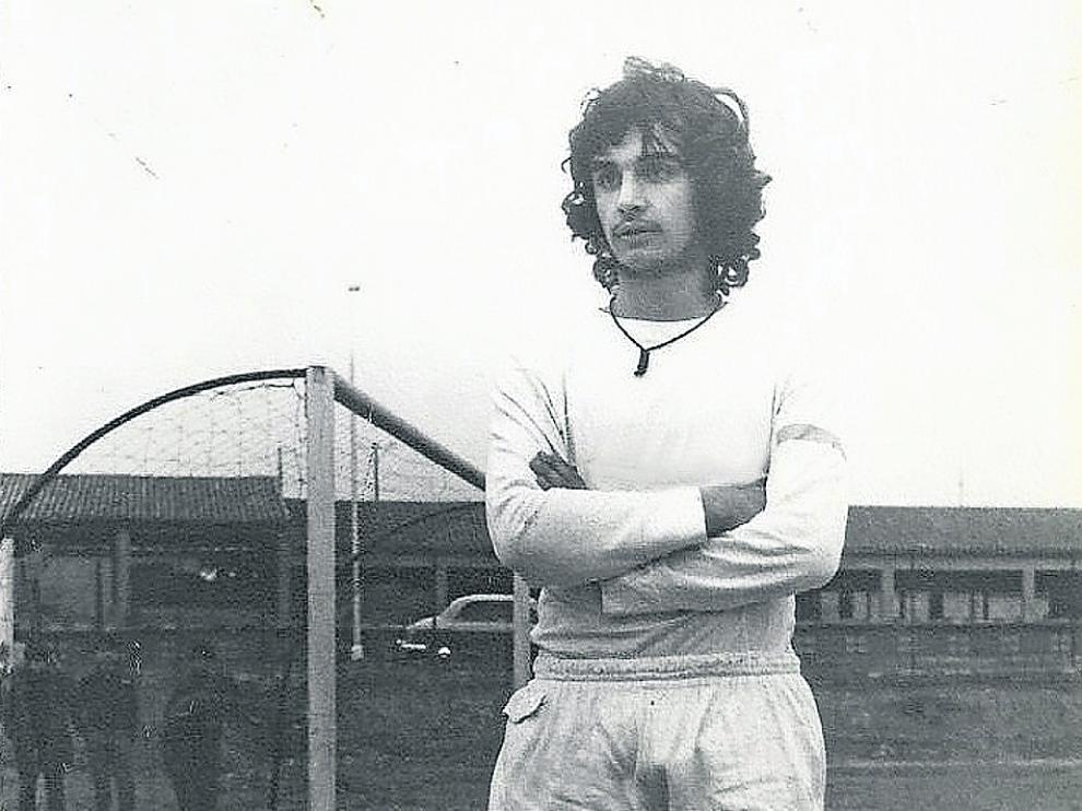 Javier Lambán, adolescente, en el campo del instituto de Ejea de los Caballeros