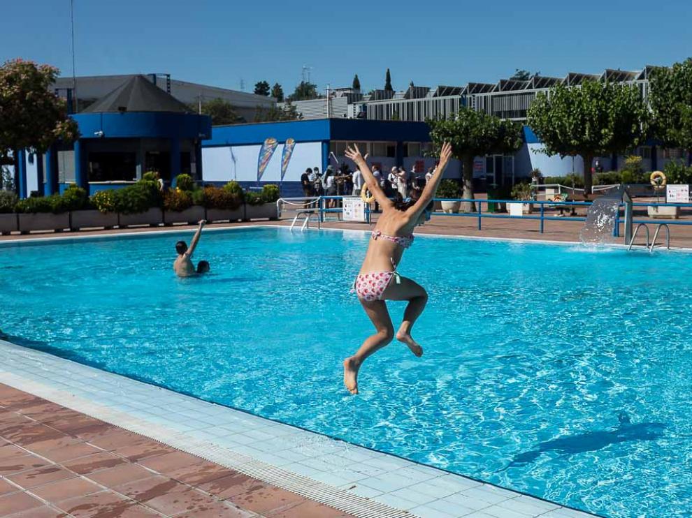 Zaragoza estrena la temporada de piscinas de verano, marcada por la pandemia