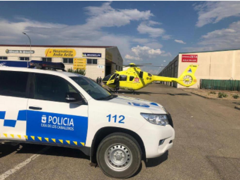 Una patrulla de la Policía Local de Ejea fue la primera en asistir a la víctima.