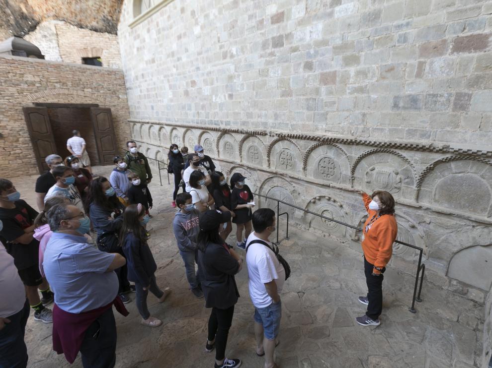 Imagen de una nutrida visita guiada realizada ayer en el Monasterio Viejo de San Juan de la Peña.