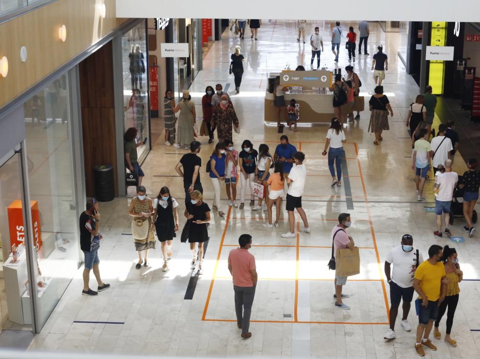 Primer domingo de rebajas en Puerto Venecia