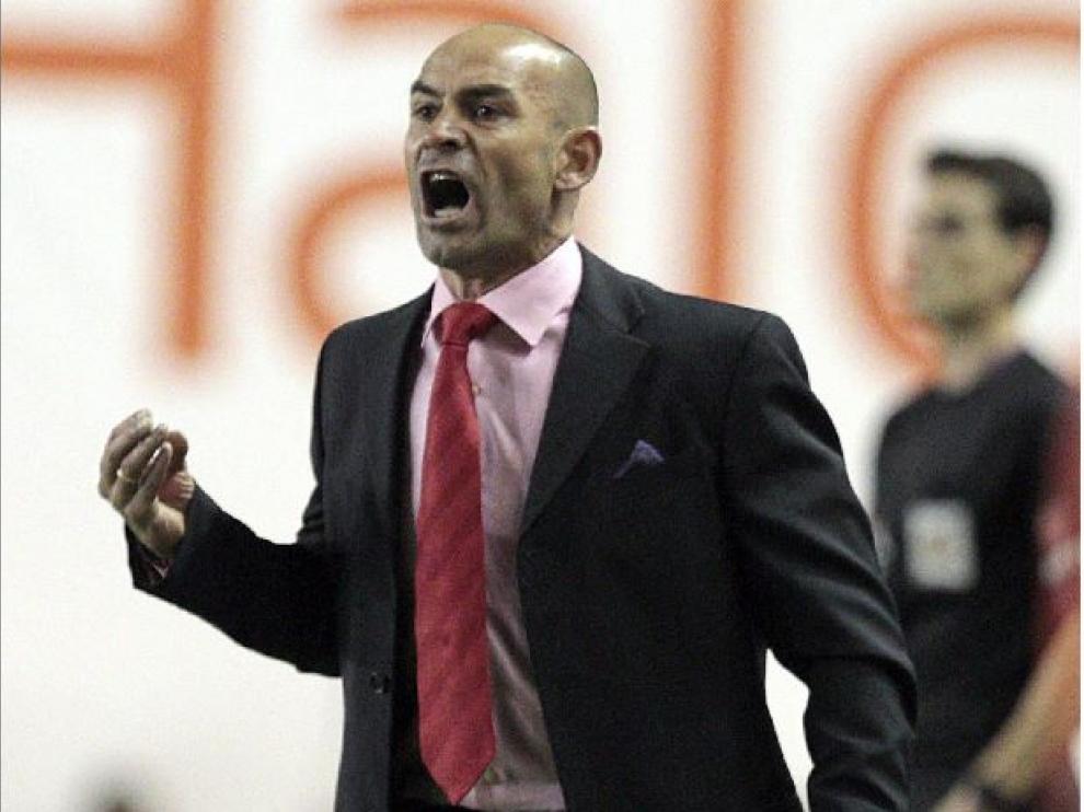 Paco Jémez, en un gesto propio de su personalidad como entrenador, en la banda de Vallecas en un partido del Rayo.