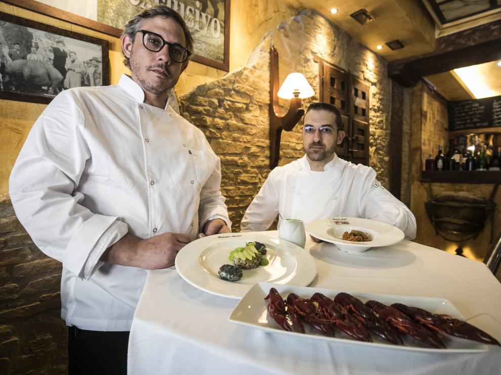 Iván Trasobares y José María Fontanellas, cocinero y maître, respectivamente, del Bodegón Azoque, donde trabajan el cangrejo de río.