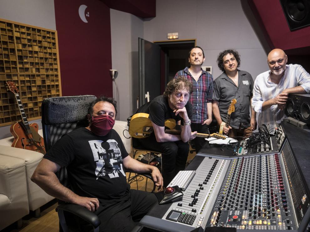 Gabriel Sopeña, a la derecha, en los estudios Luna Nueva junto a los músicos que están grabando el nuevo disco.