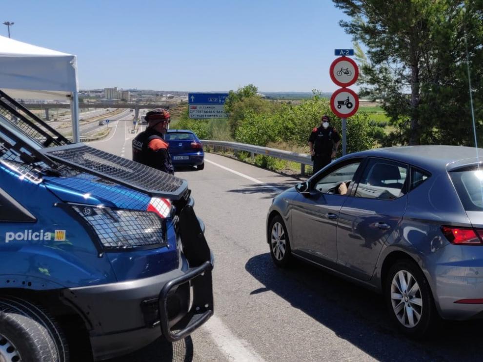 Un control de los Mossos en la rotonda de Soses, a pocos kilómetros de Fraga, que da acceso a la autopista AP-2.
