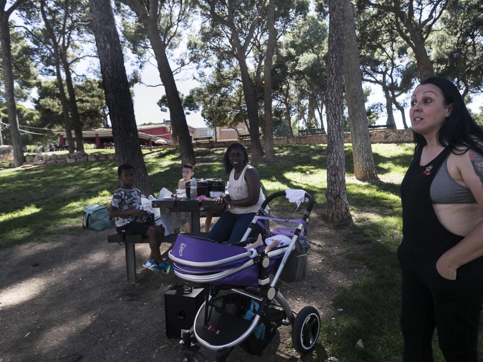 Susana, madre de un bebé con síndome de Down, ayer, en el parque de Palomar de Zaragoza.