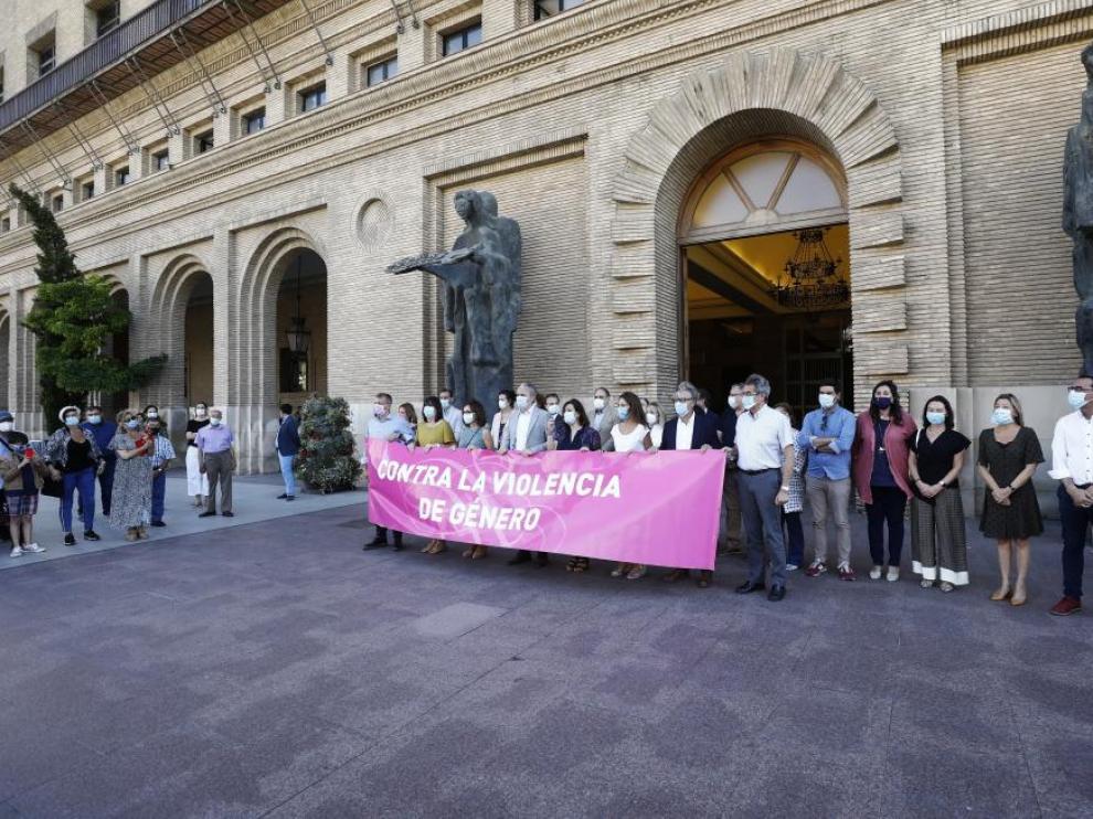 Concentración contra la agresión sexual en Las Delicias celebrada este lunes a las puertas del Ayuntamiento de Zaragoza.