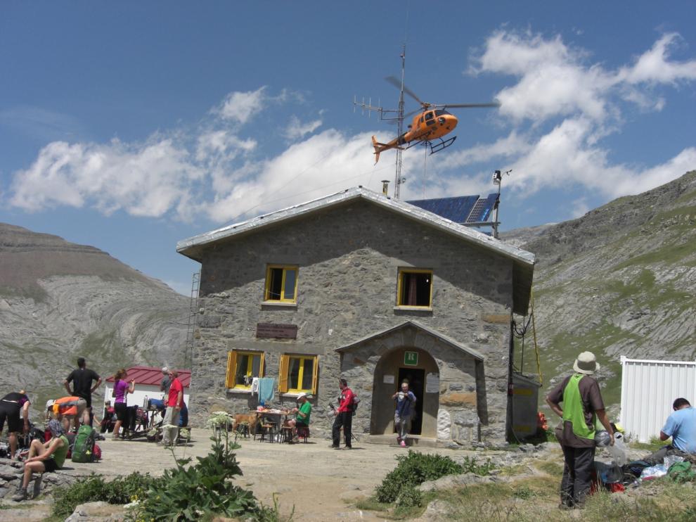 "Estamos de luto", ha lamentado Luis Muñoz, uno de los guardas del refugio de Góriz, que esta misma mañana había enviado un mensaje a una de las víctimas