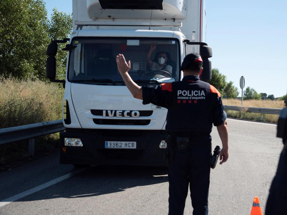 Varios Mossos d'Esquadra realizan un control de carreteras en la comarca del Segrià