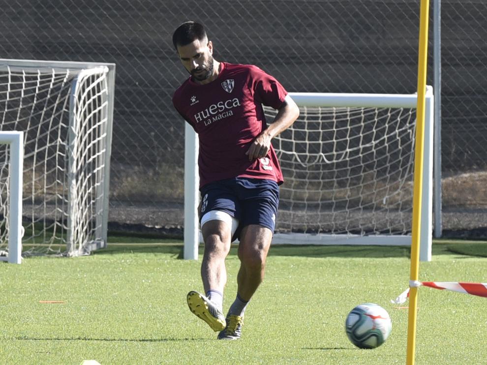 Pablo Insua golpea el balón en el entrenamiento de este martes.