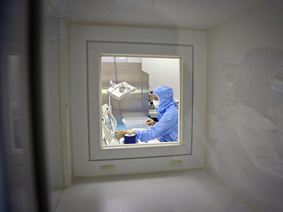 Produccion de mascarillas en los laboratorios DIMA de Calatayud
