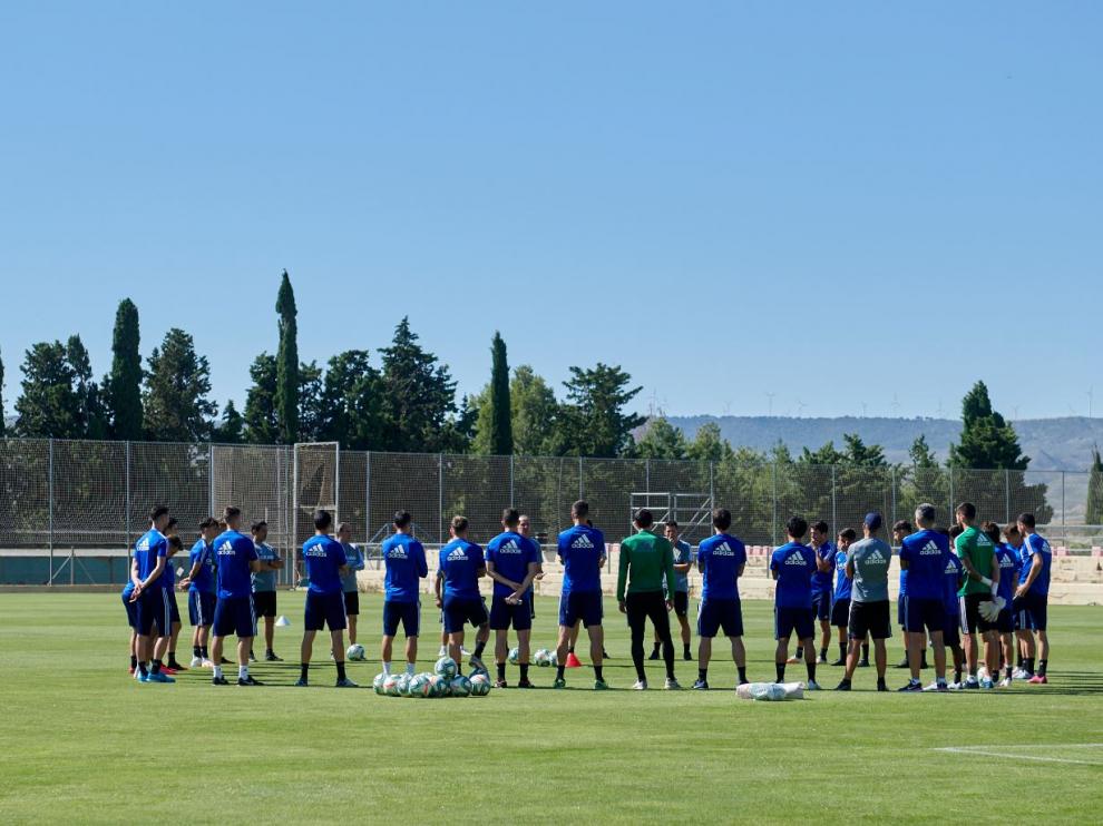 Imagen de la larga charla llevada a cabo por Víctor Fernández con la plantilla al inicio del entrenamiento de este martes, posterior a la derrota por 2-4 ante el Rayo Vallecano.