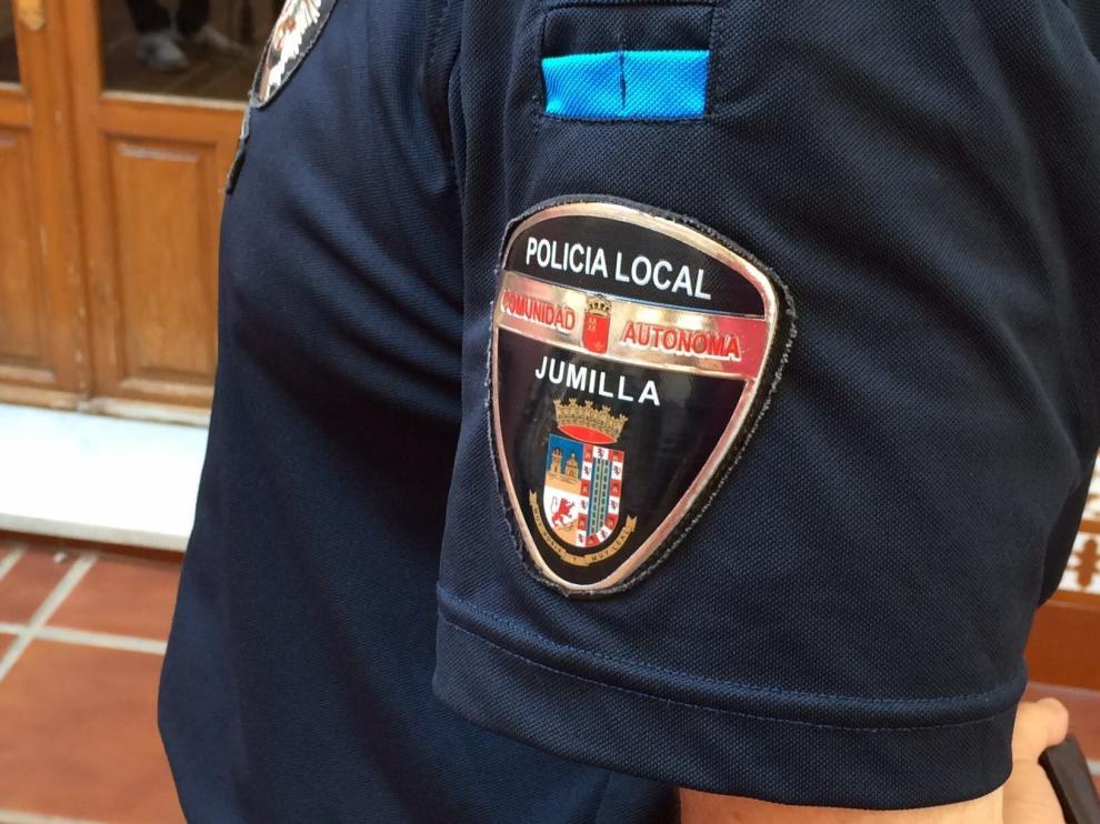 Una patrulla de la policía local de Jumilla asistió a la joven.