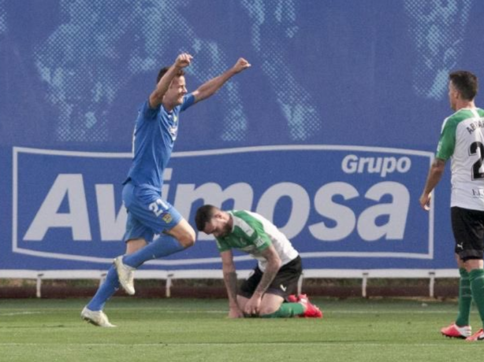 Jugadores del Fuenlabrada celebran la victoria