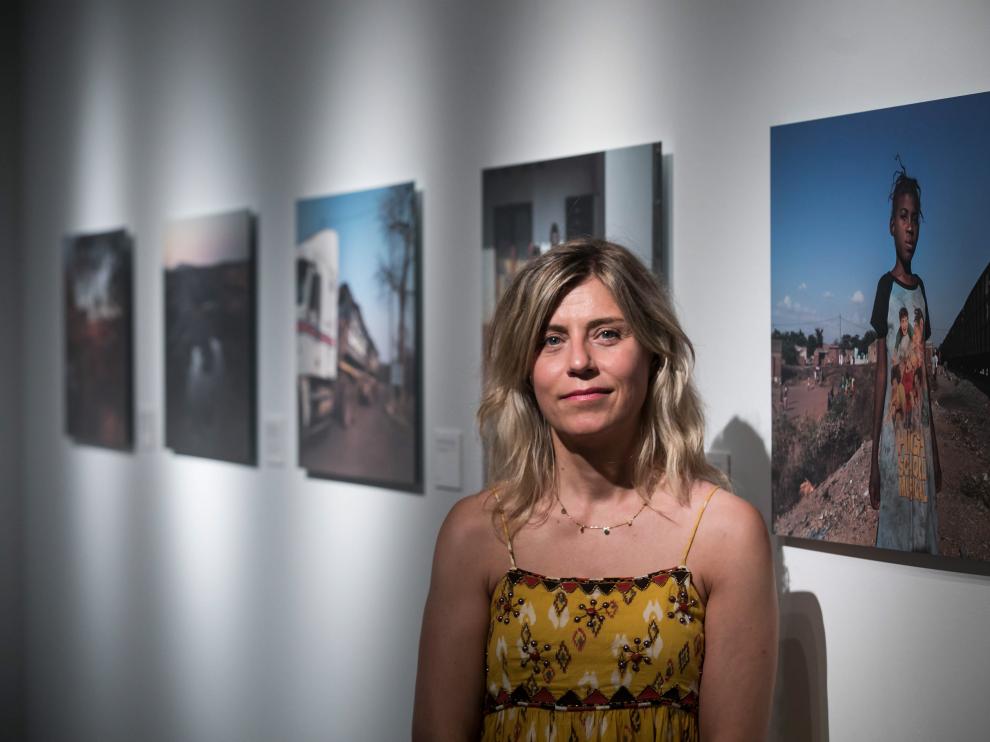 Judith Prat, este miércoles, junto a algunas de las obras de su exposición 'Matria'