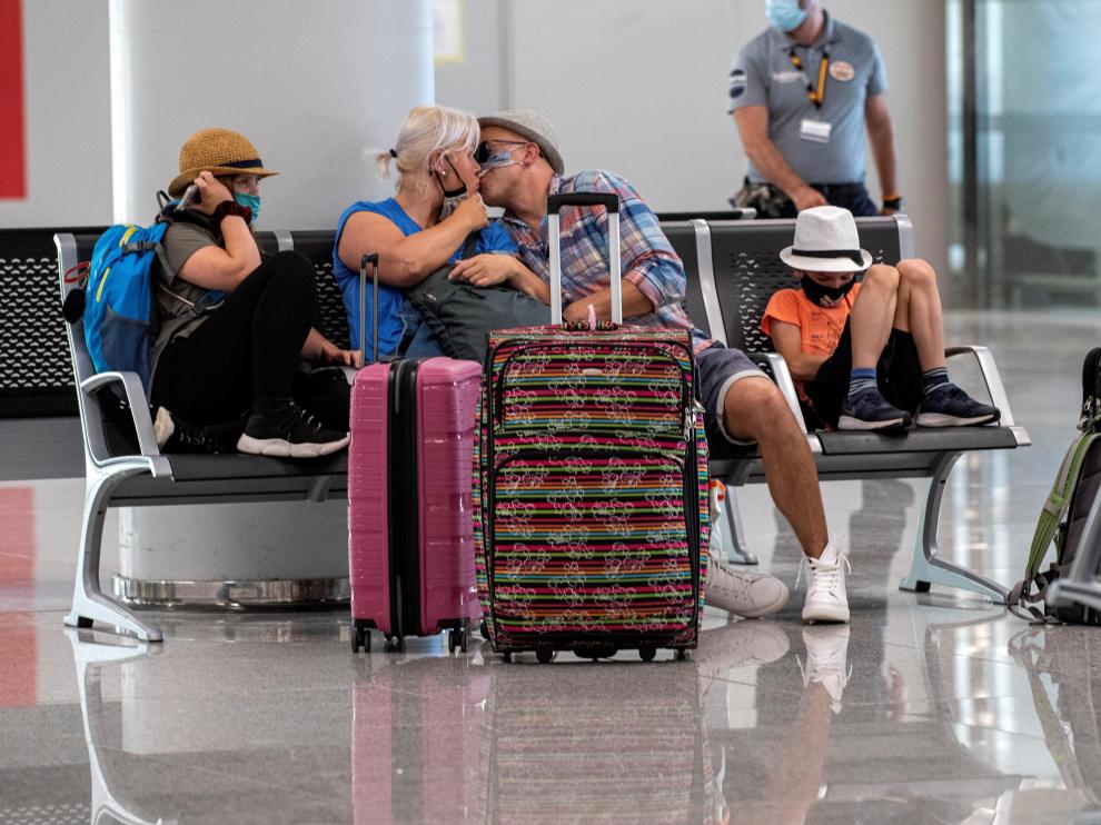 Unos turistas en el aeropuerto de Palma de Mallorca.