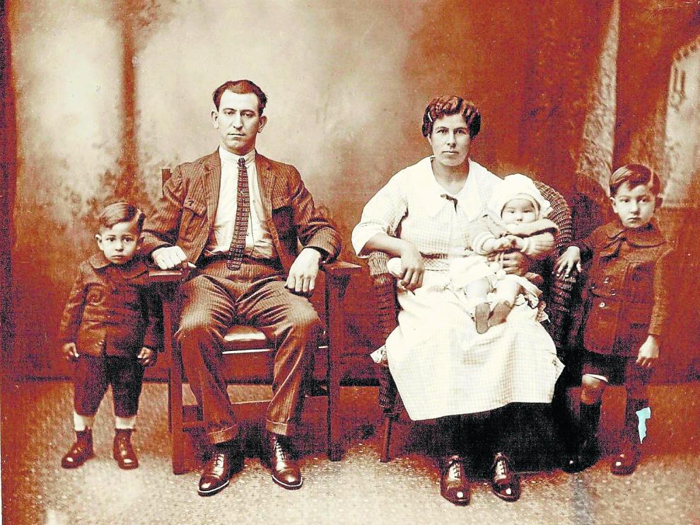 El matrimonio formado por Florentino Atienza y Avelina Aldana, con tres de sus hjos en Johnstown (Pensilvania).