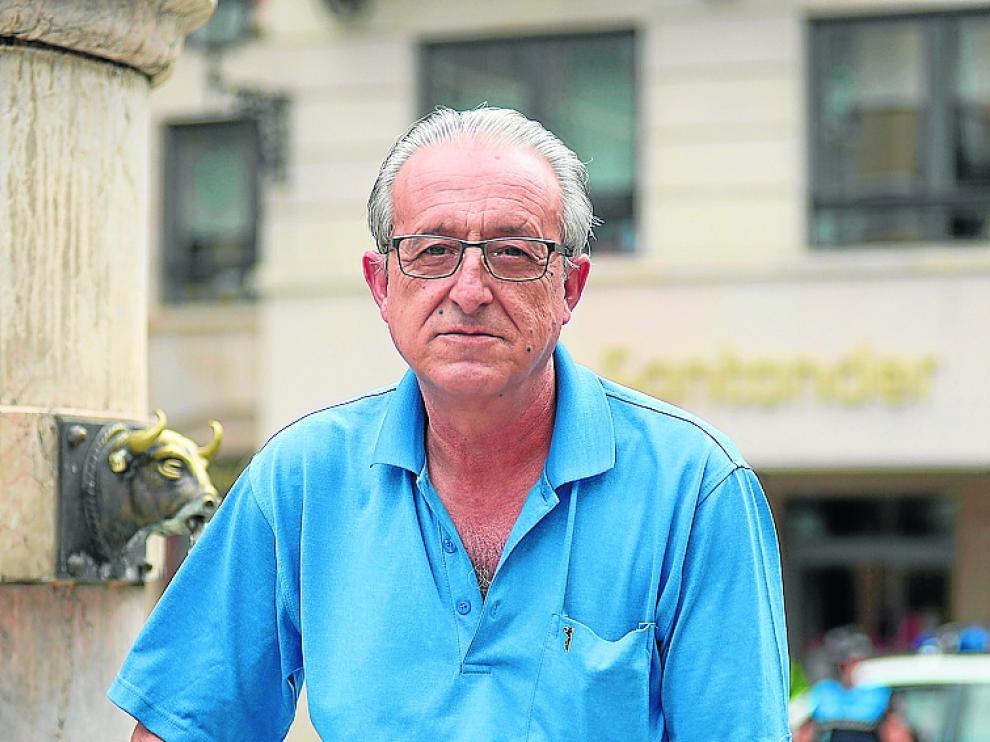 Carlos Perales, junto a la fuente del torico.
