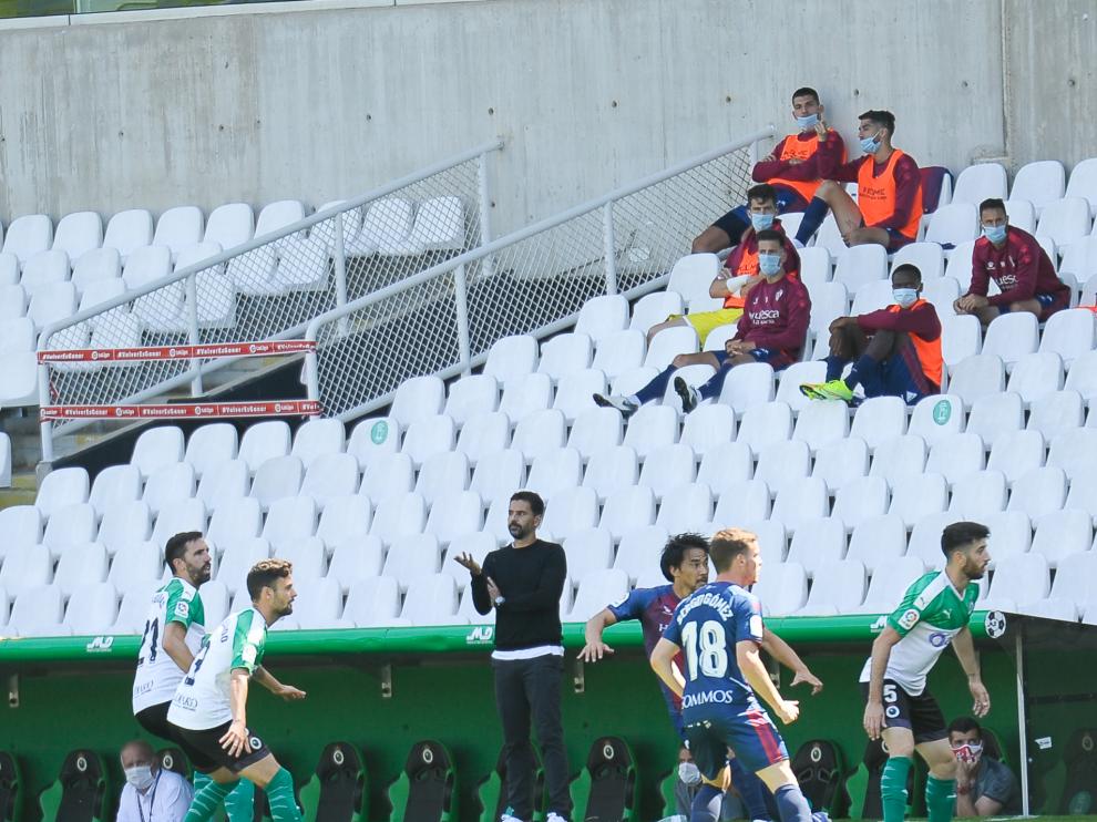 Míchel Sánchez, al fondo, durante el partido en El Sardinero.