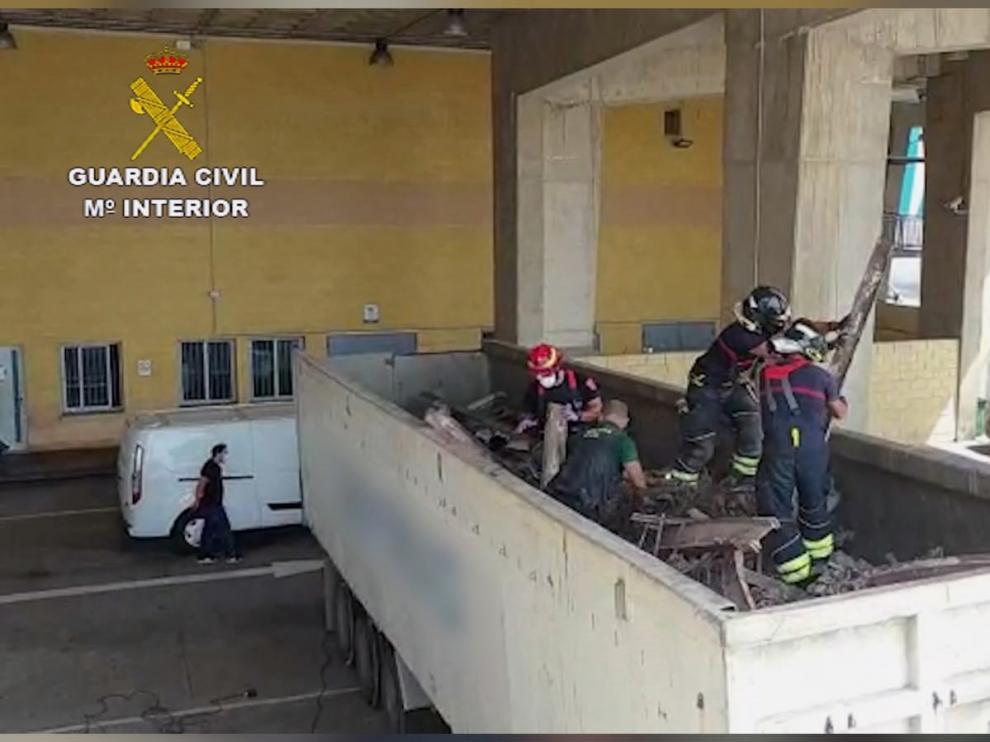 Rescatan a 5 migrantes, uno inconsciente, ocultos entre 8.000 kg de chatarra