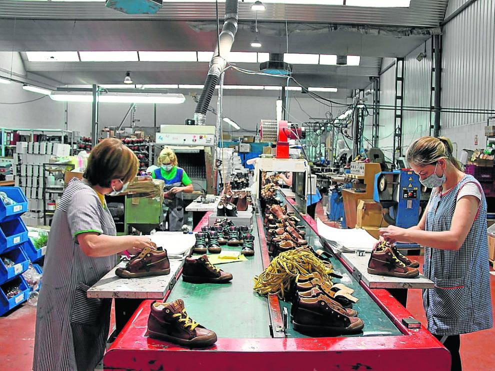Trabajadoras en plena faena en las instalaciones de Illueca de la firma Acebos.