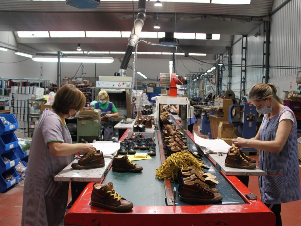 Trabajadoras en plena faena en las instalaciones de Illueca de la firma Acebos