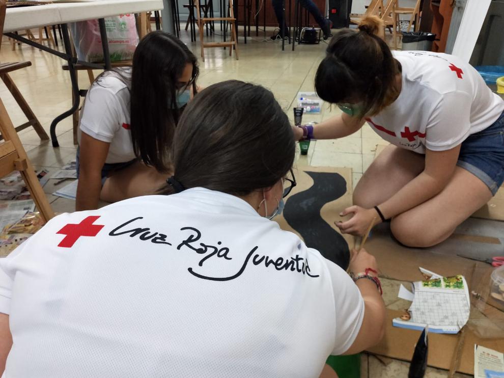 Un grupo de voluntarios prepara el material para las actividades veraniegas.