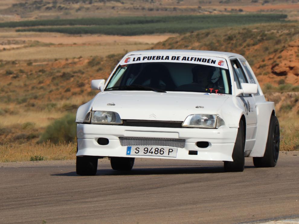 Carmelo Callén en su Citroën AX.