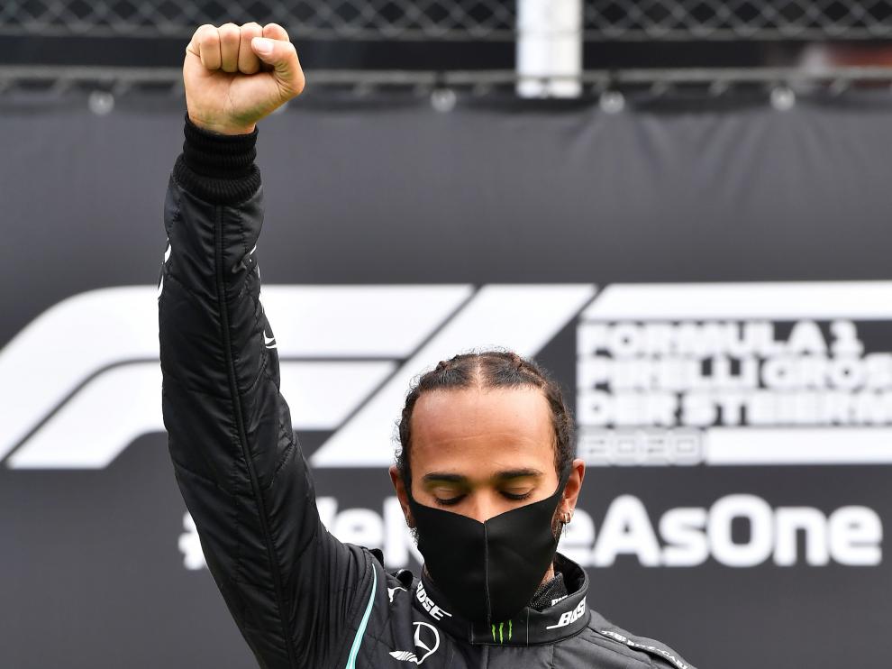Hamilton hace en el podium de Austria el gesto contra el racismo.