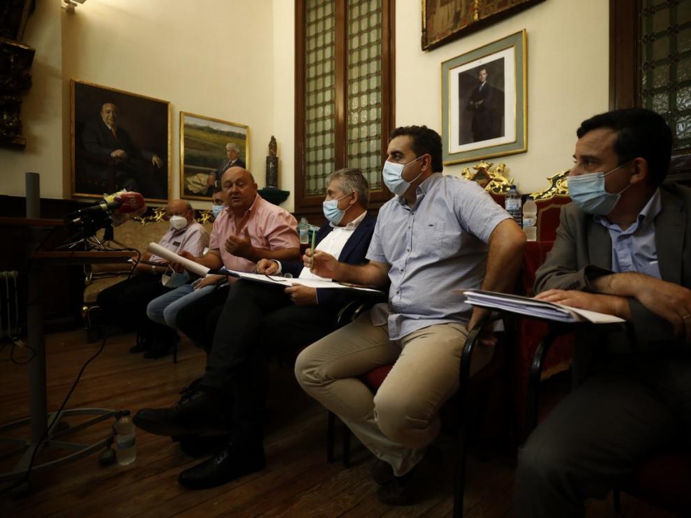 Los responsables de las seis organizaciones que han constituido Agrica. En primer plano Juan Manuel Roche, de UPA.