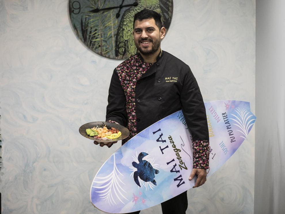 Roger Guevara, con un plato de poke que elabora en el Mai Tai zaragozano.