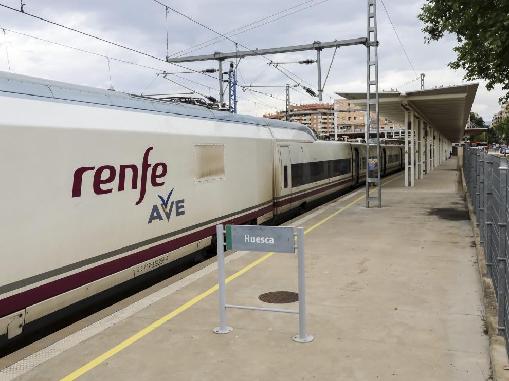 Tren AVE estacionado en la Intermodal de Huesca.