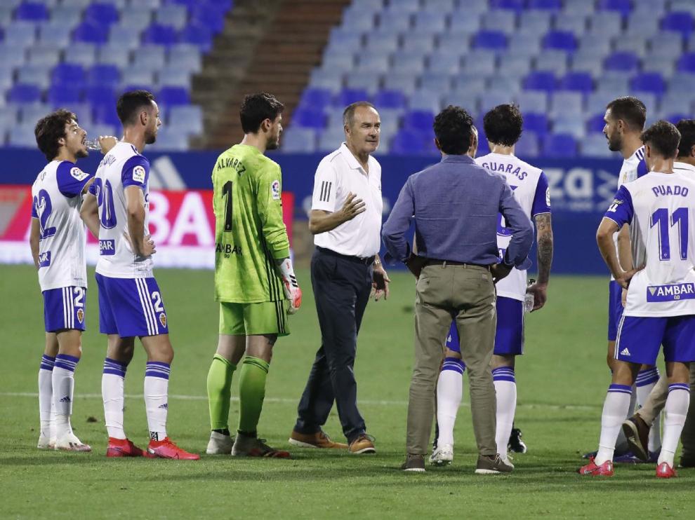 Víctor y los jugadores, en una pausa de hidratación en el partido contra el Oviedo.