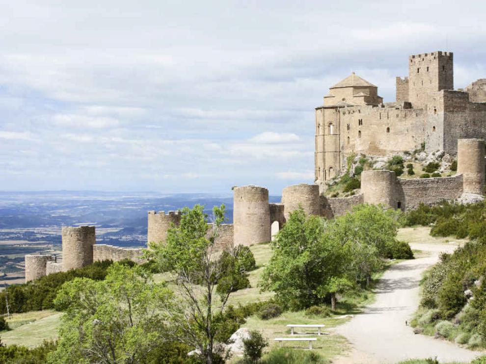 El castillo de Loarre descubrirá un paraje que ha sido escenario de numerosas películas.