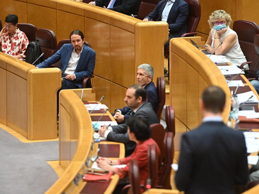 Iglesias escuchando las palabras del popular Javier Maroto