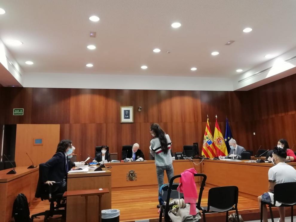 La acusada acudió al juicio con su bebé.