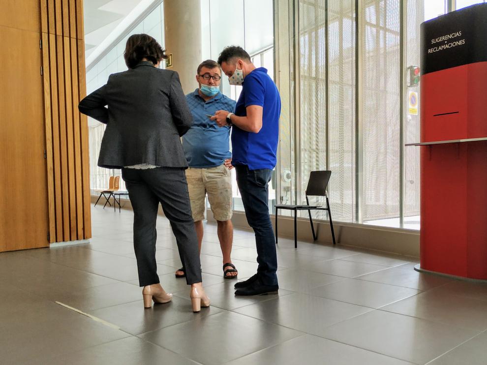 El acusado, con gafas, junto a su abogada y el intérprete, en los pasillos de la Audiencia de Zaragoza.