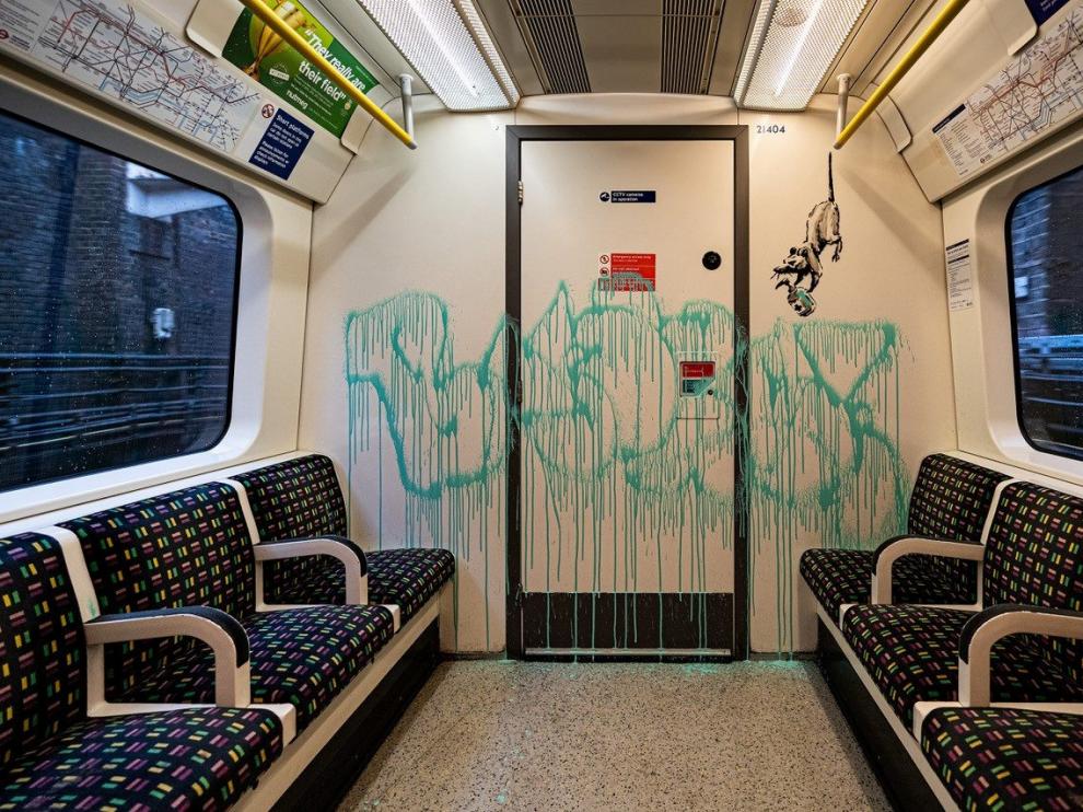 Uno de sus grafitis en el metro londinense