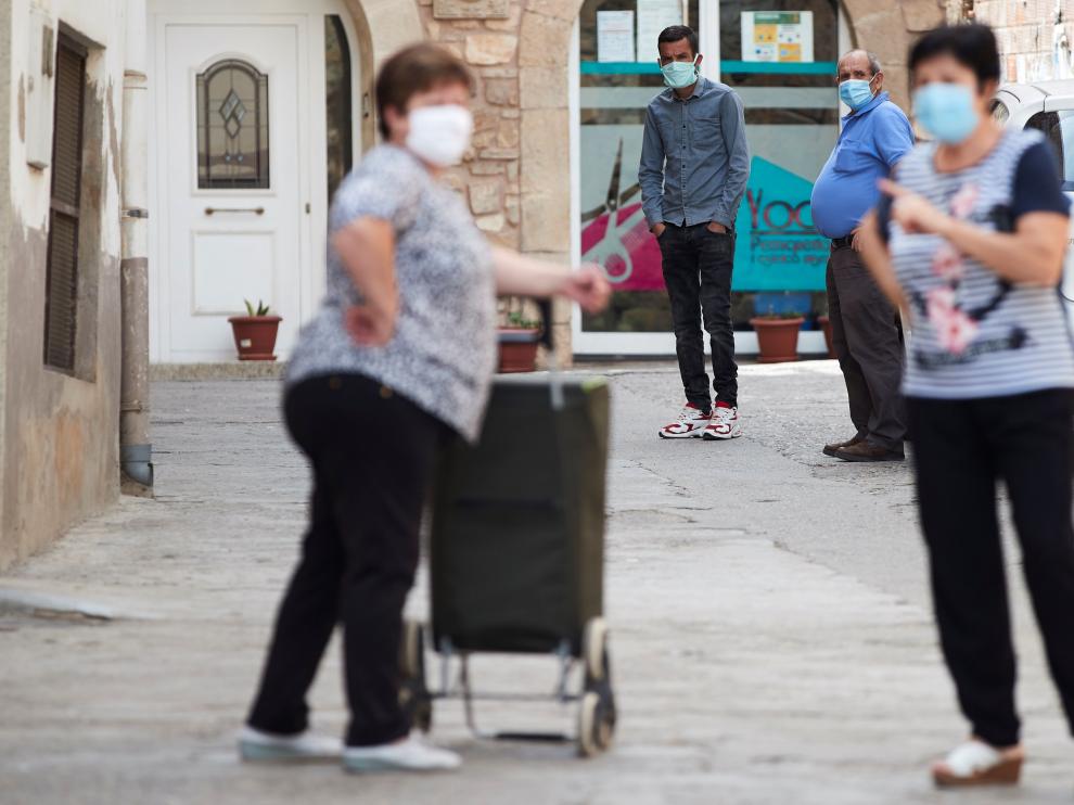 Varias personas en la calle en uno de los municipios con orden de confinamiento en Lérida