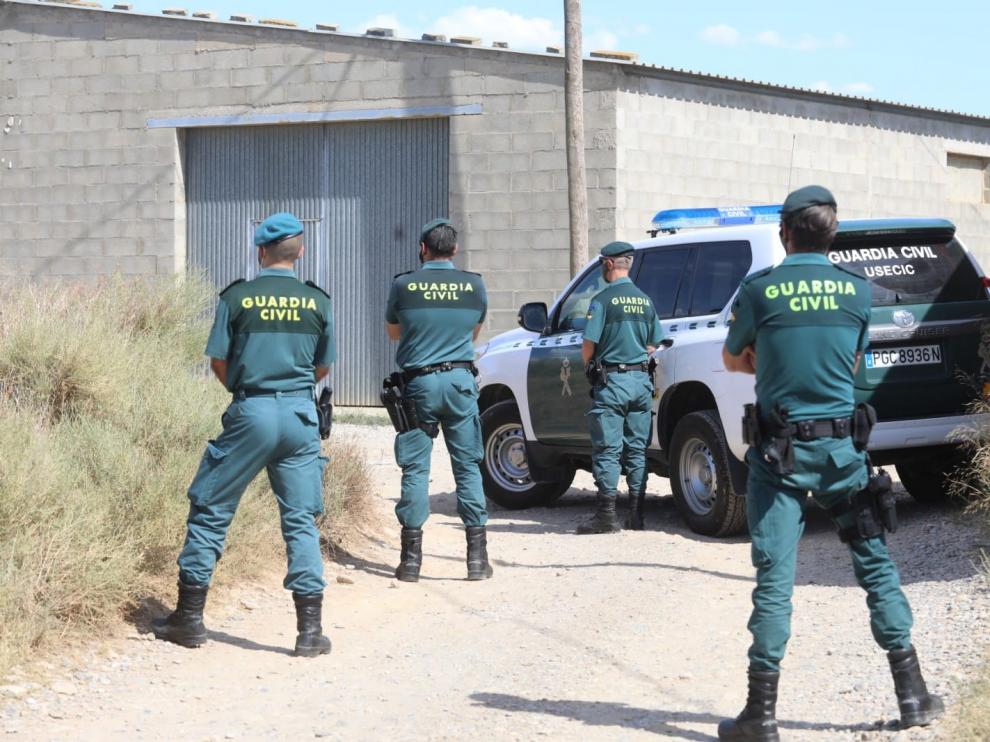Operativo establecido en Albalate de Cinca para el traslado de los temporeros contagiados del asentamiento ilegal al polideportivo.
