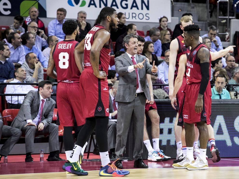Porfirio Fisac da instrucciones a sus jugadores durante el partido de octavos ante el Lietkabelis.