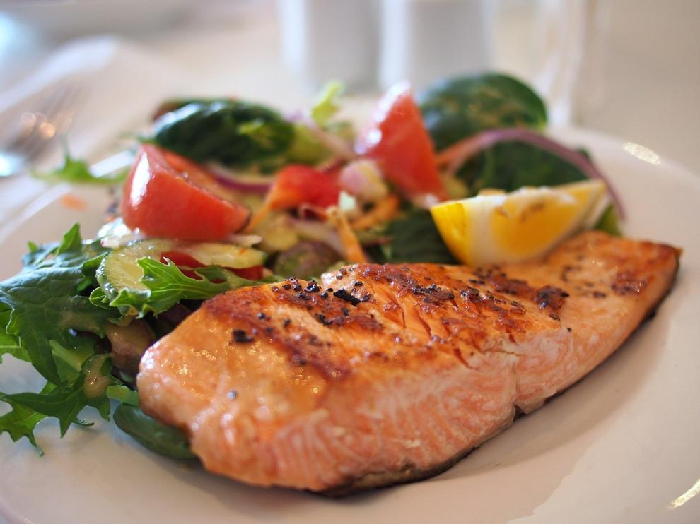 Un plato de salmón.