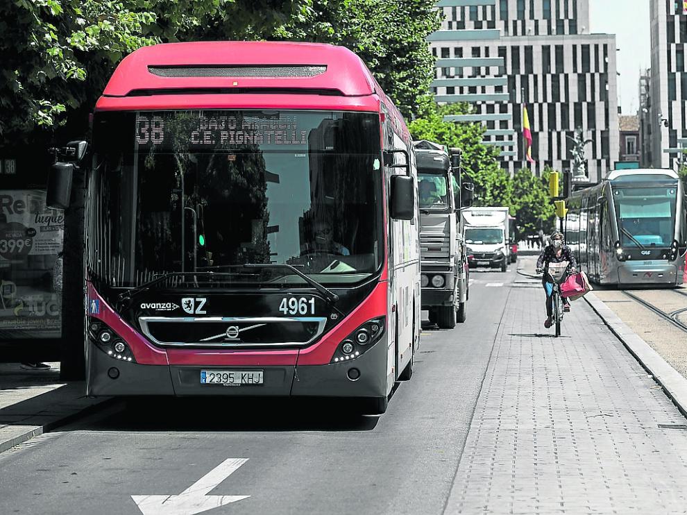 Un autobús y un tranvía, a su paso por el paseo de la Independencia.