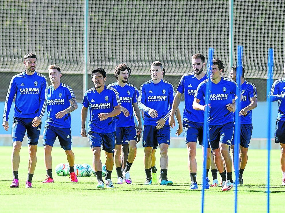 Los jugadores del Real Zaragoza, en el entrenamiento de este jueves.