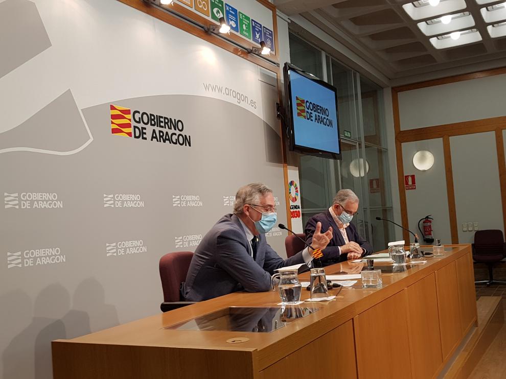 El consejero de Agricultura, Joaquín Olona, y el director general de Producción Animal, Enrique Novales, explican la decisión de la DGA de sacrificar los visiones de la granja de la Puebla de Valverde
