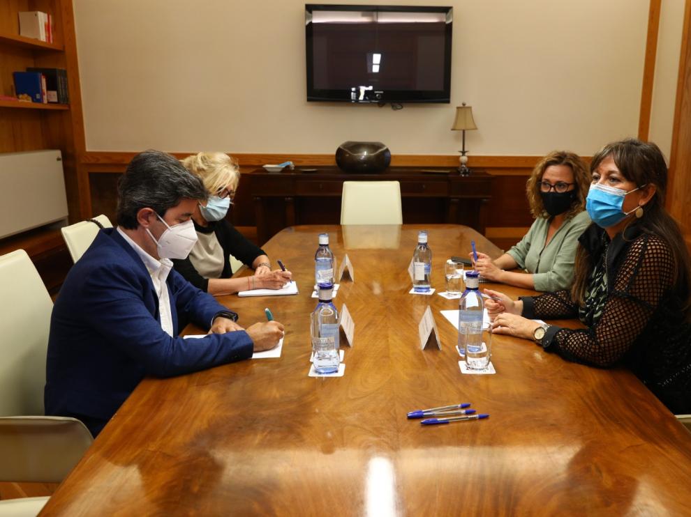 El alcalde ha mantenido este jueves una reunión con las consejera de Presidencia y Sanidad.
