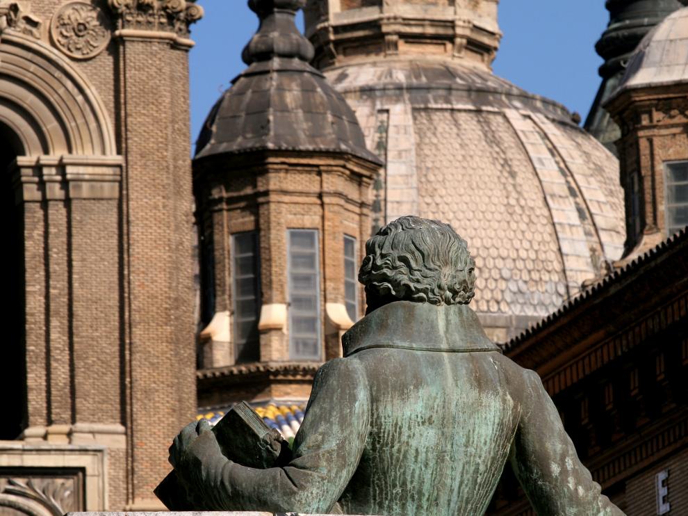 La escultura de Goya contempla el impresionante templo del Pilar.