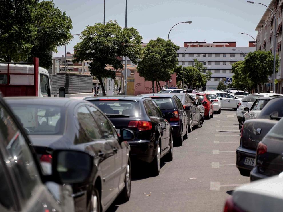 Colas para acceder a un centro de salud de Córdoba, donde se hacen las pruebas a los asistentes a una discoteca con al menos 30 casos positivos.