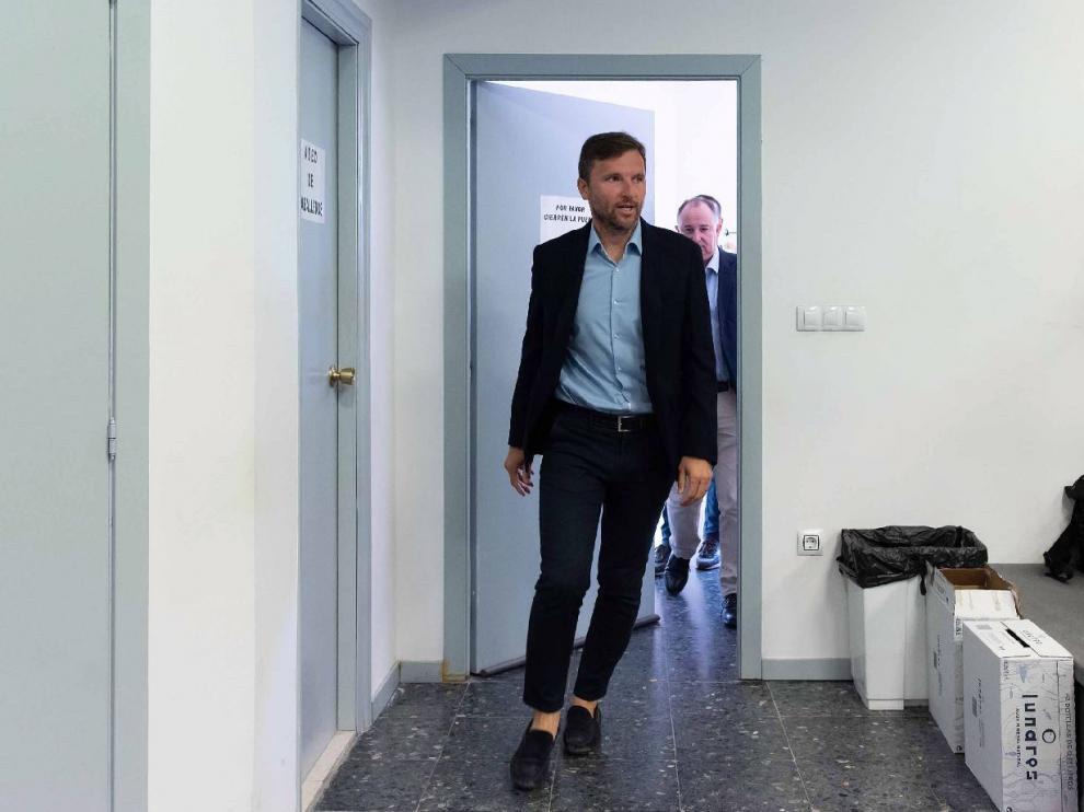 Lalo entra en la sala de prensa de la Ciudad Deportiva.