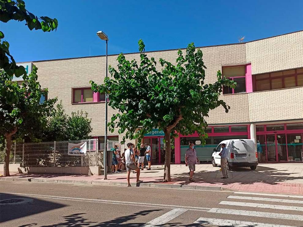Pacientes esperando este viernes para hacerse la prueba en el centro de salud de Alcañiz.